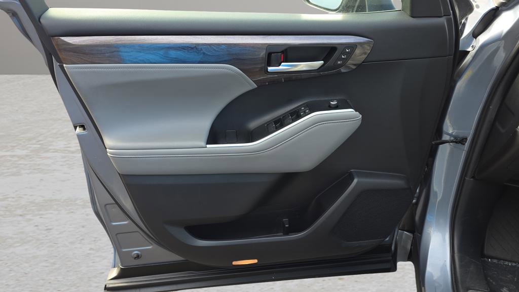 Used 2021 Toyota Highlander Platinum image 9