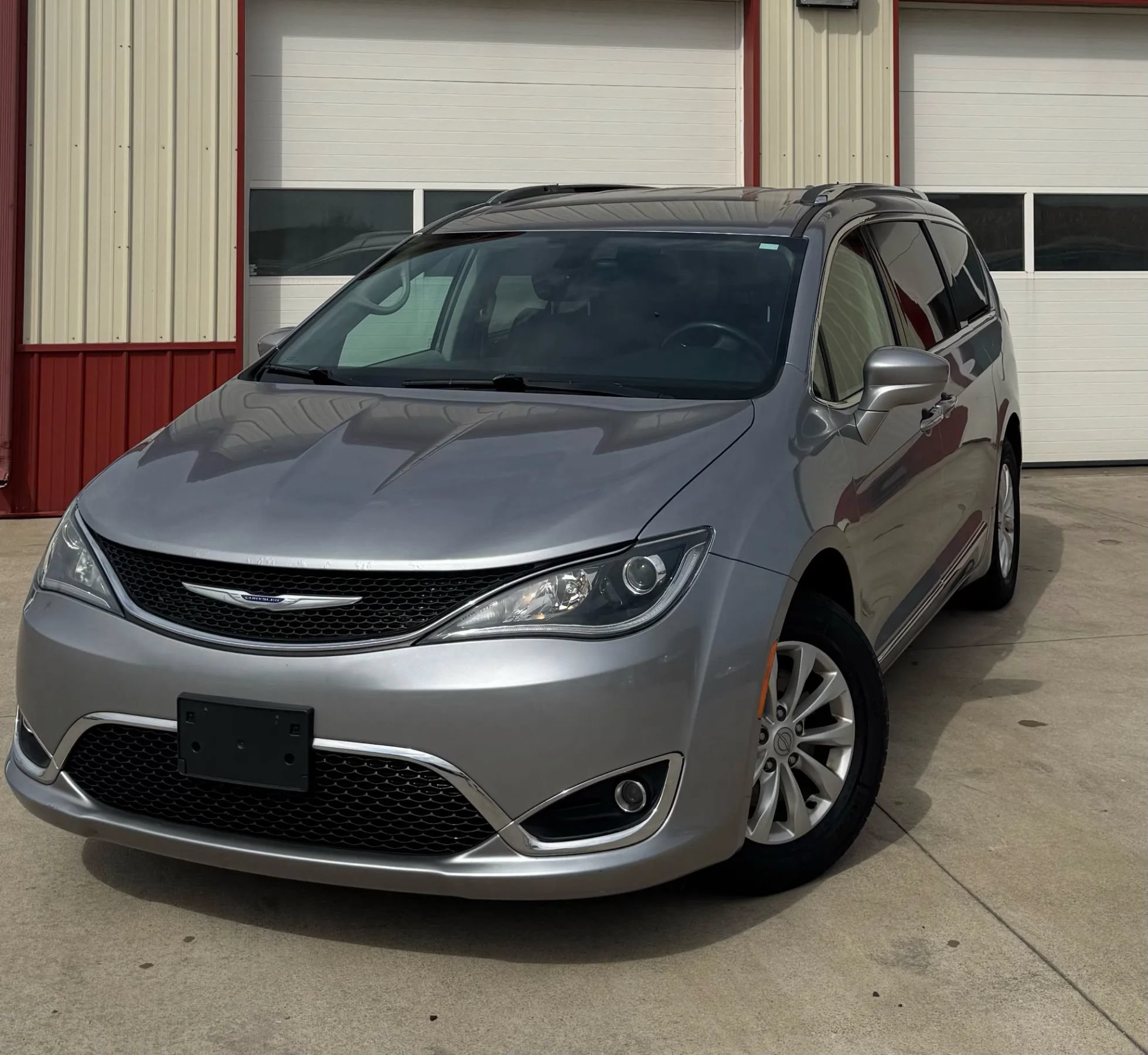 Used 2019 Chrysler Pacifica Touring-L FWD image 3