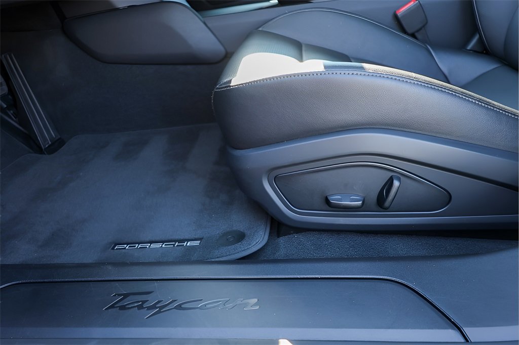 Used 2022 Porsche Taycan image 16