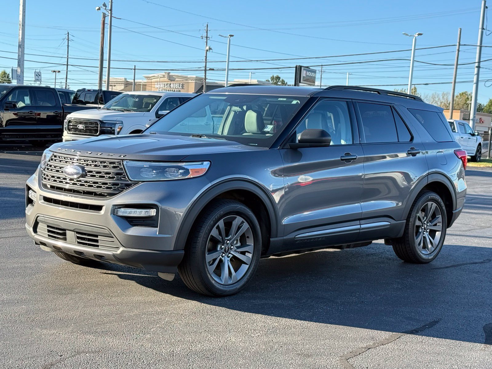 Used 2021 Ford Explorer XLT w/ Equipment Group 202A AWD/4WD image 8