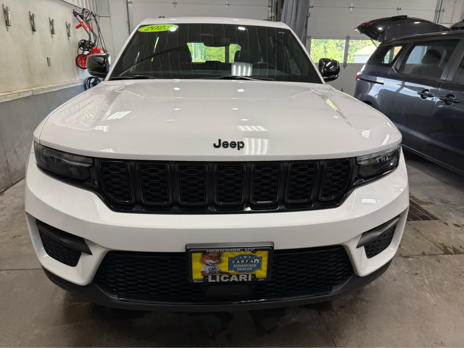 Used 2023 Jeep Grand Cherokee Altitude AWD/4WD image 2