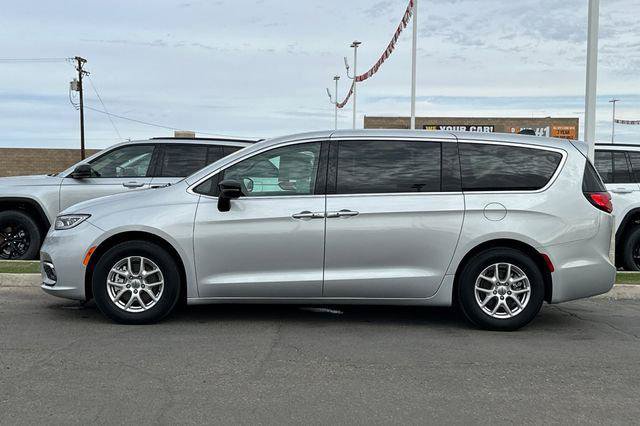 Certified 2024 Chrysler Pacifica Touring-L FWD image 11