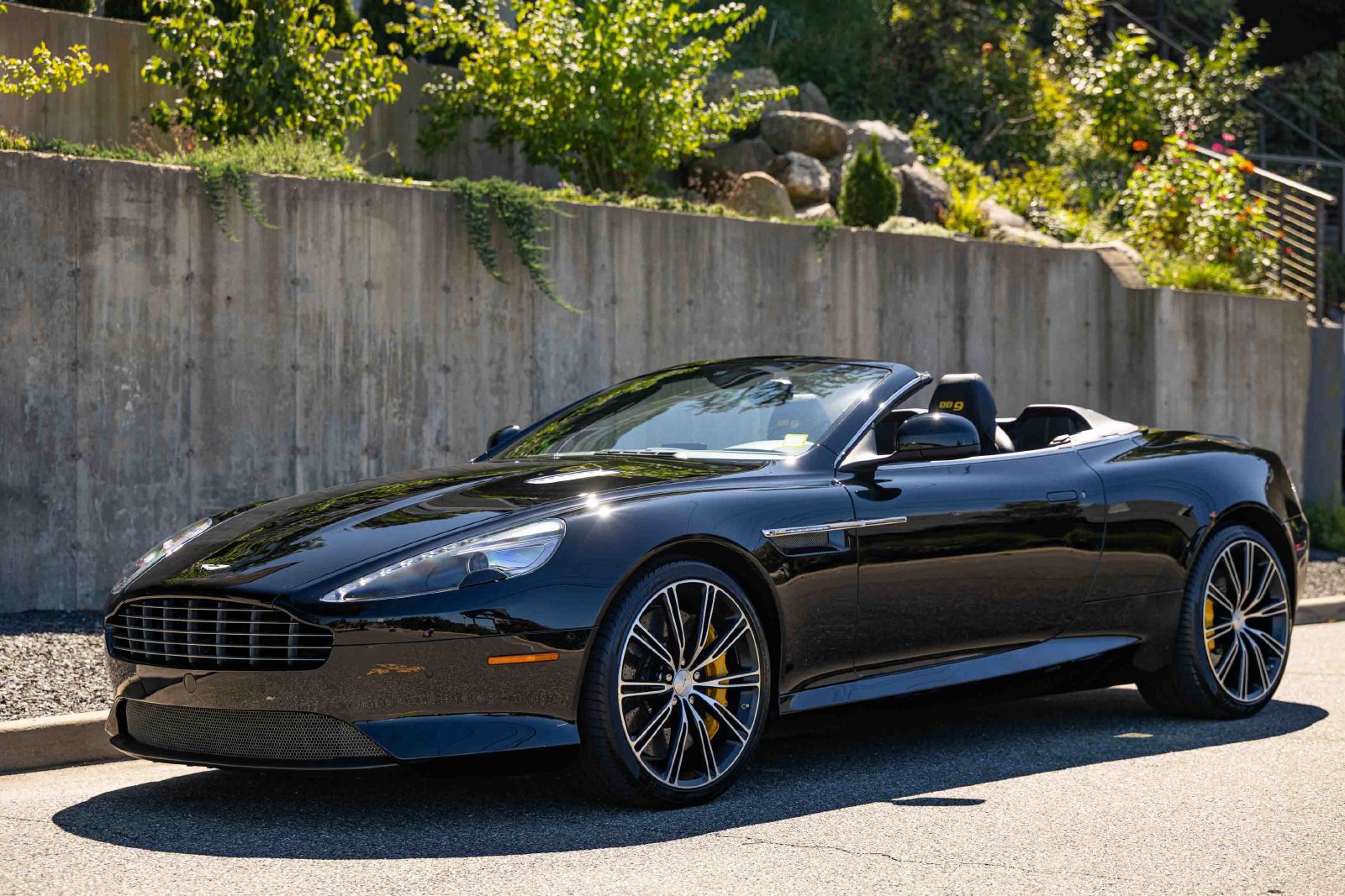 Used 2013 Aston Martin DB9 Volante RWD image 1