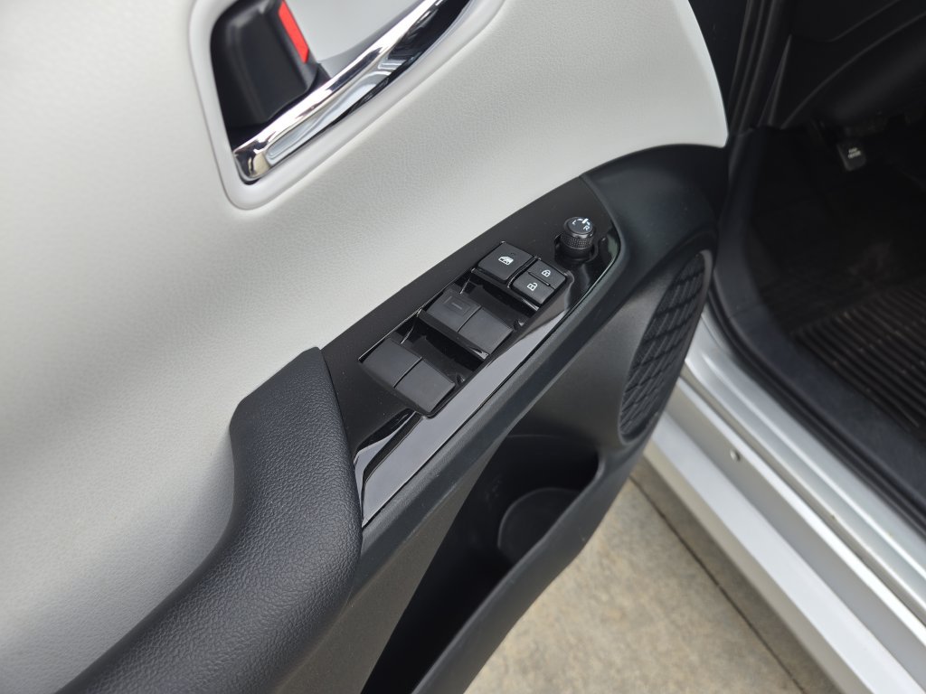 Used 2021 Toyota Prius LE AWD/4WD image 13