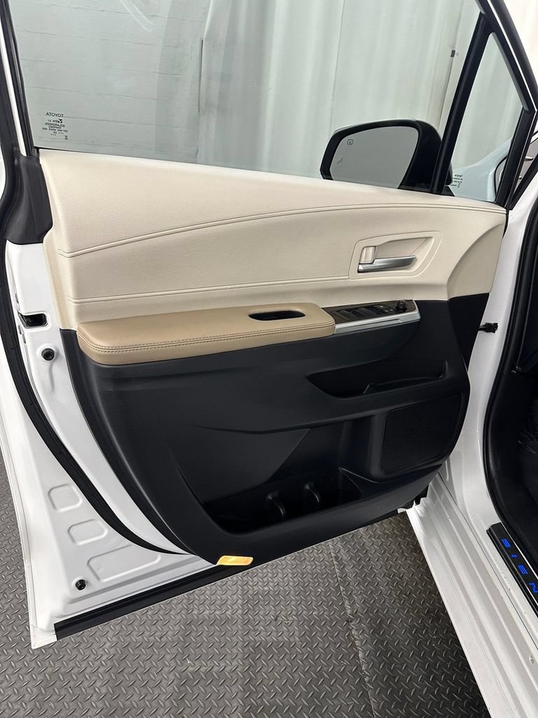 Used 2022 Toyota Sienna XLE w/ XLE Plus Package FWD image 8