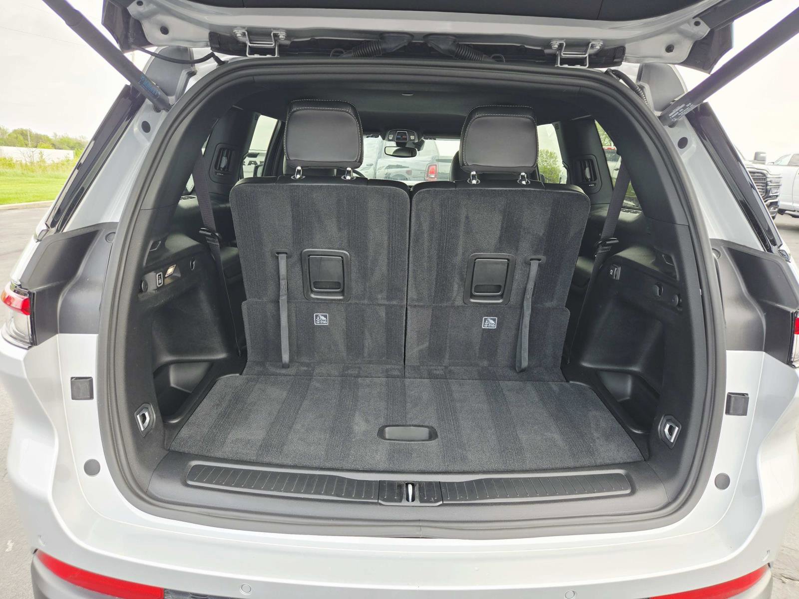 Used 2024 Jeep Grand Cherokee L Limited w/ Black Appearance Package image 15