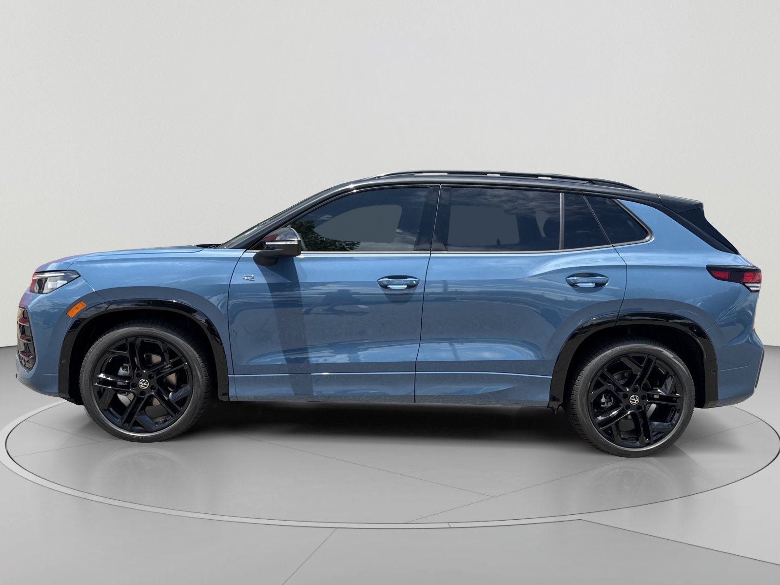 New 2026 Volkswagen Tiguan SE R-Line FWD image 3