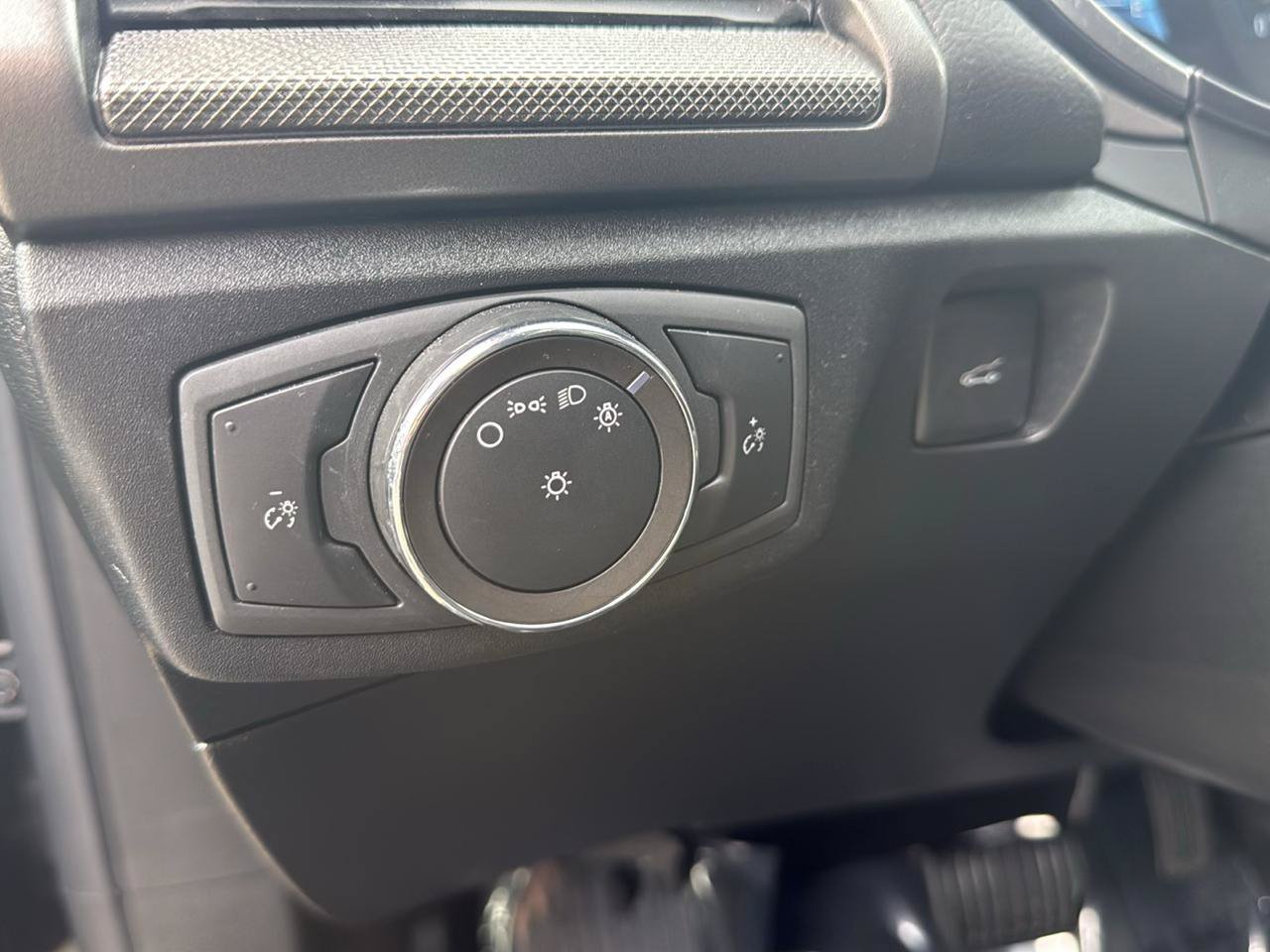 Used 2020 Ford Fusion SE FWD image 22