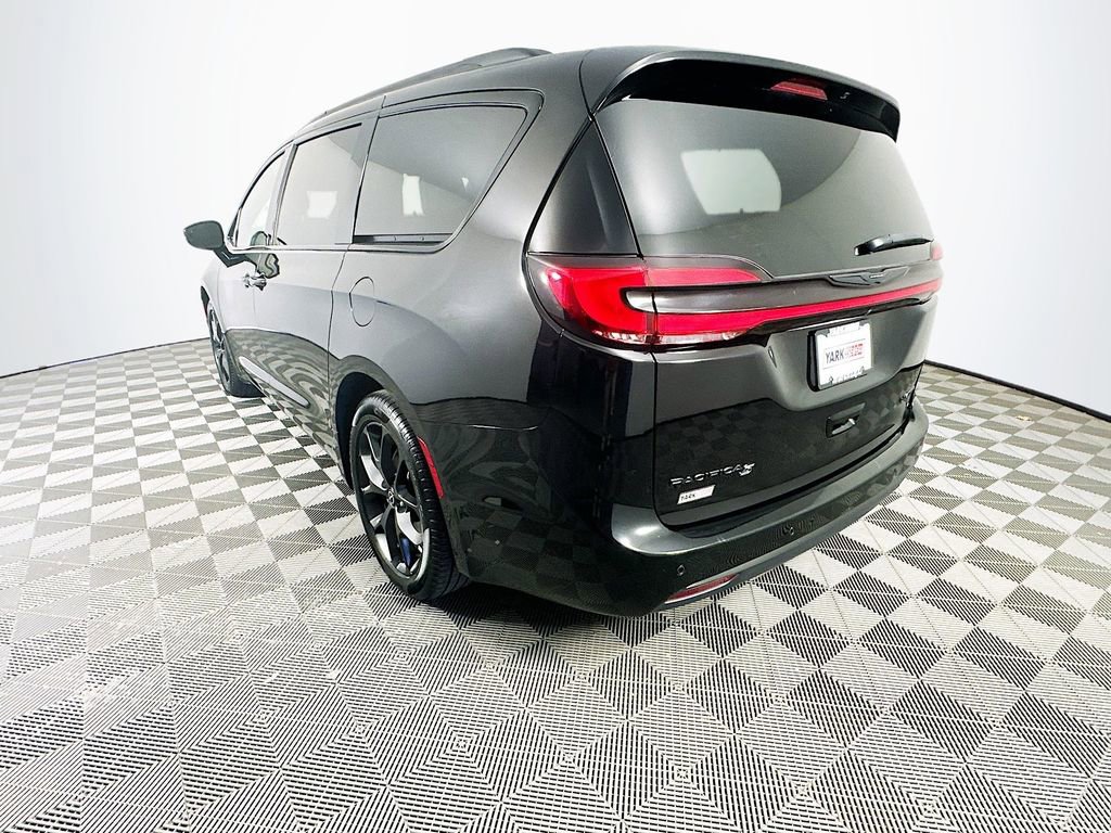 Certified 2025 Chrysler Pacifica Limited image 7