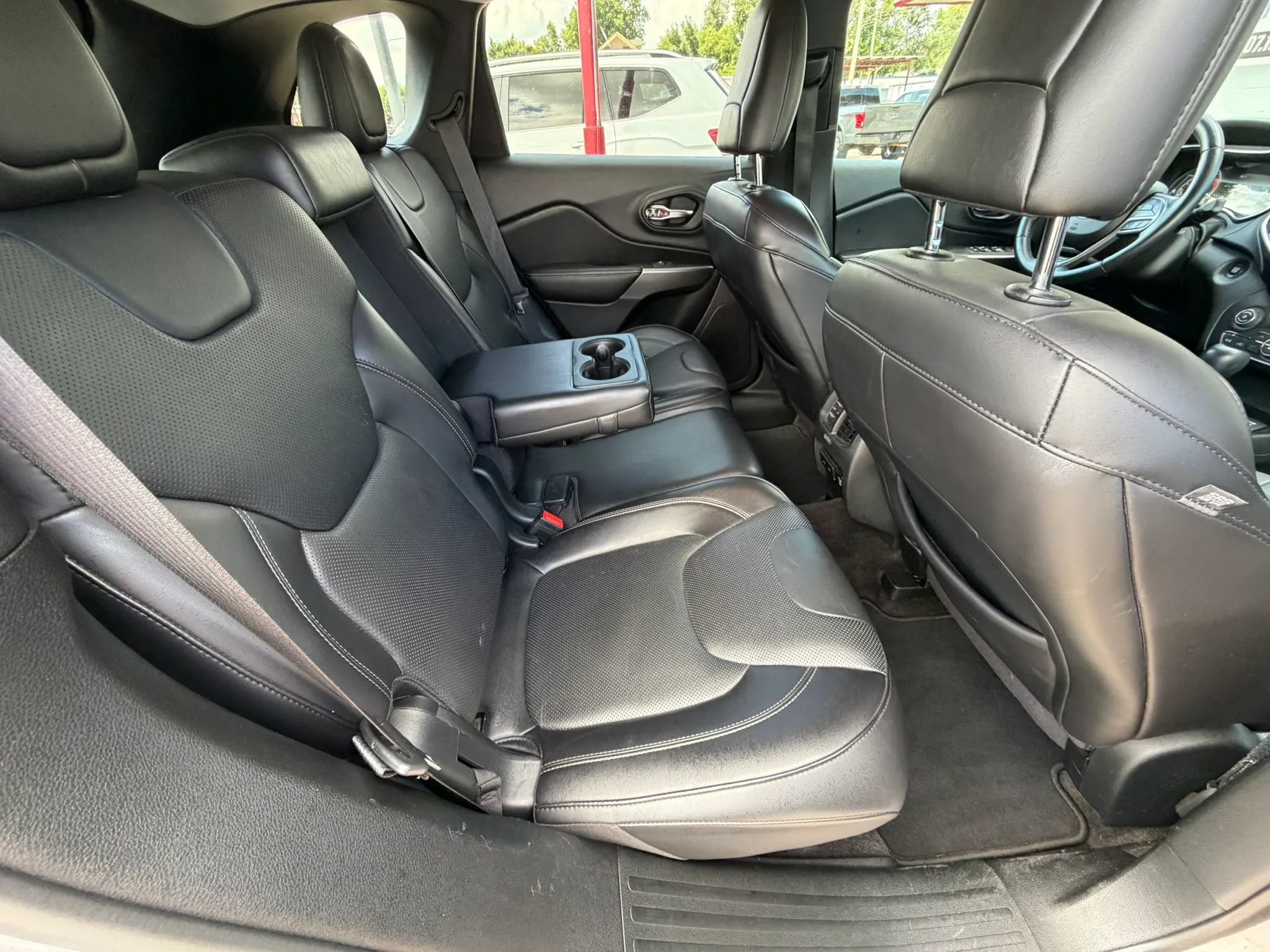 Used 2019 Jeep Cherokee Limited w/ Luxury Group AWD/4WD image 18