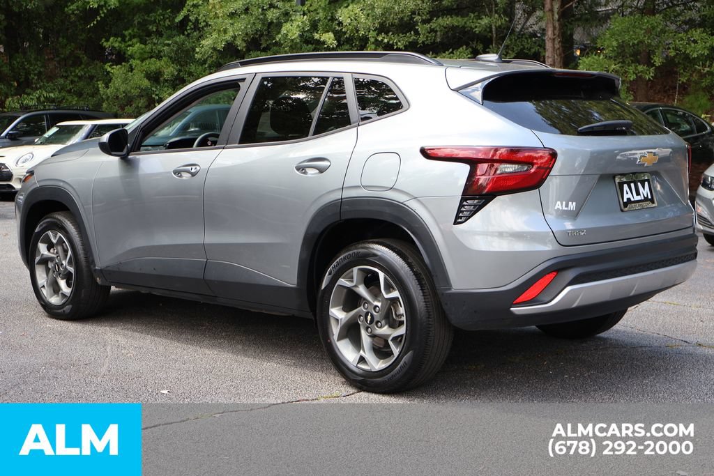 Used 2025 Chevrolet Trax LT FWD image 8