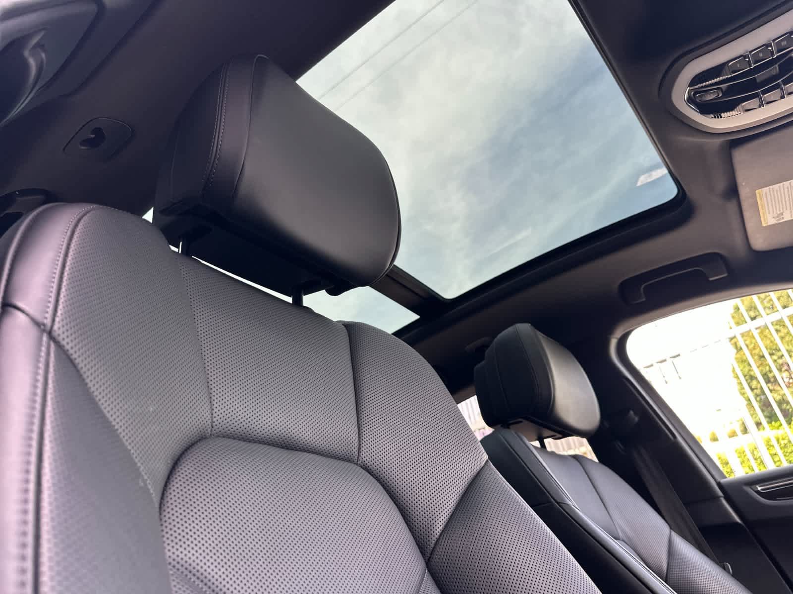 Certified 2025 Porsche Macan AWD/4WD image 18