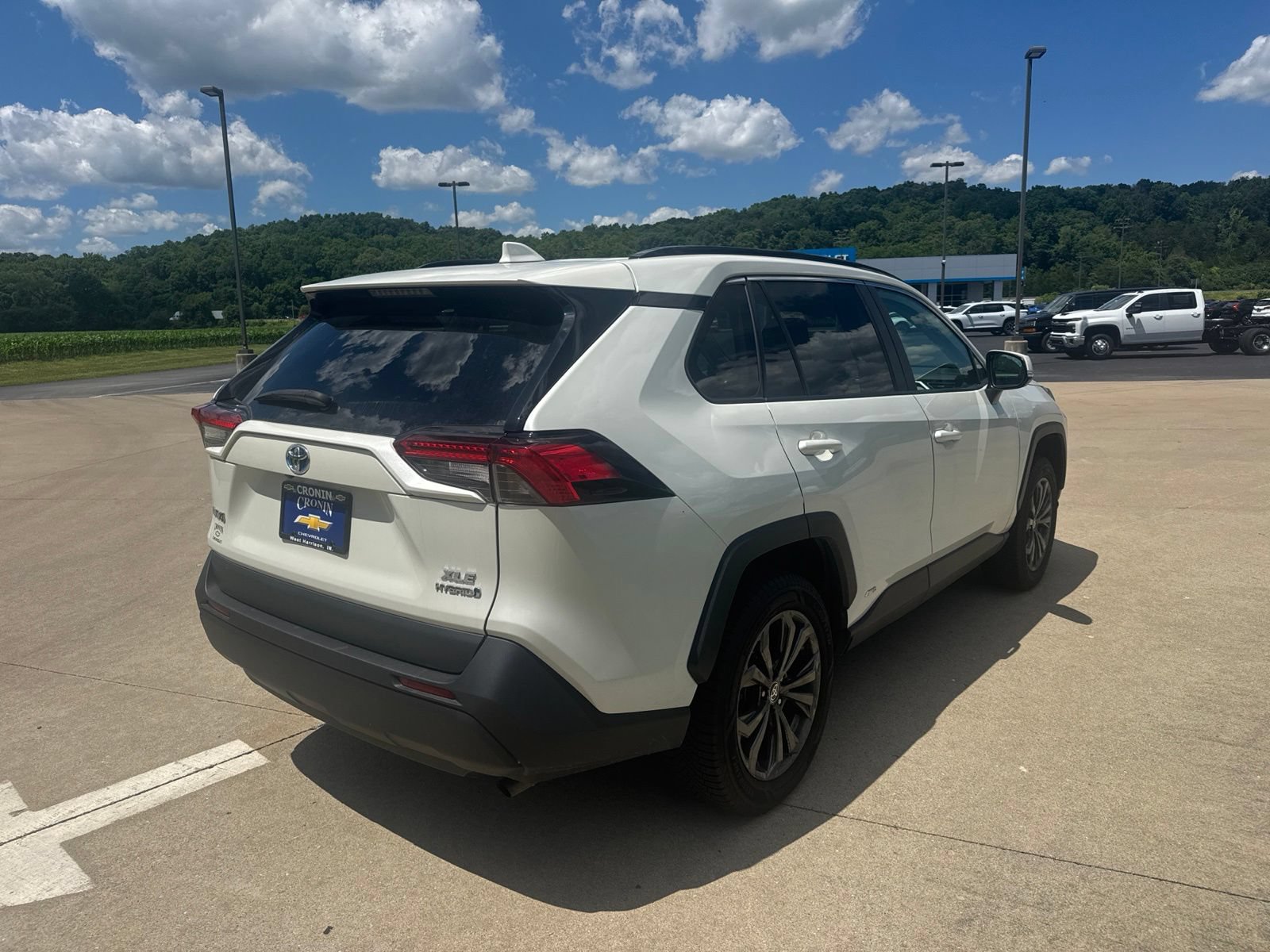 Used 2022 Toyota RAV4 XLE Premium AWD/4WD image 4
