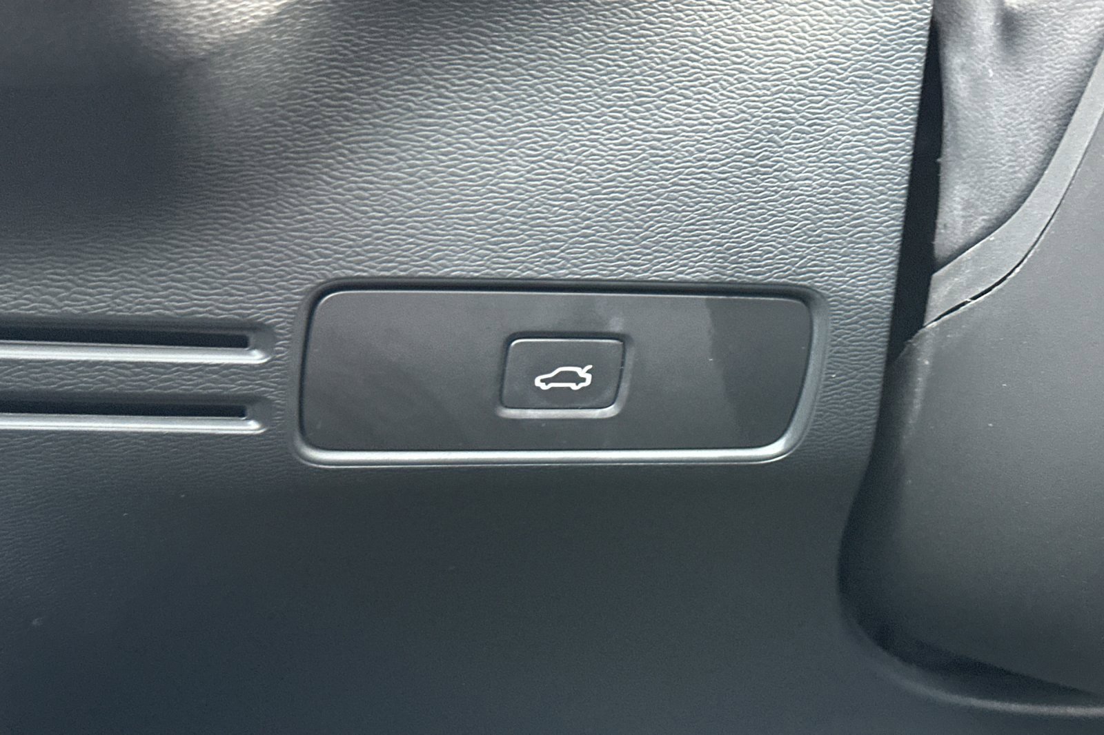 Used 2023 Volvo XC40 Recharge Plus image 30