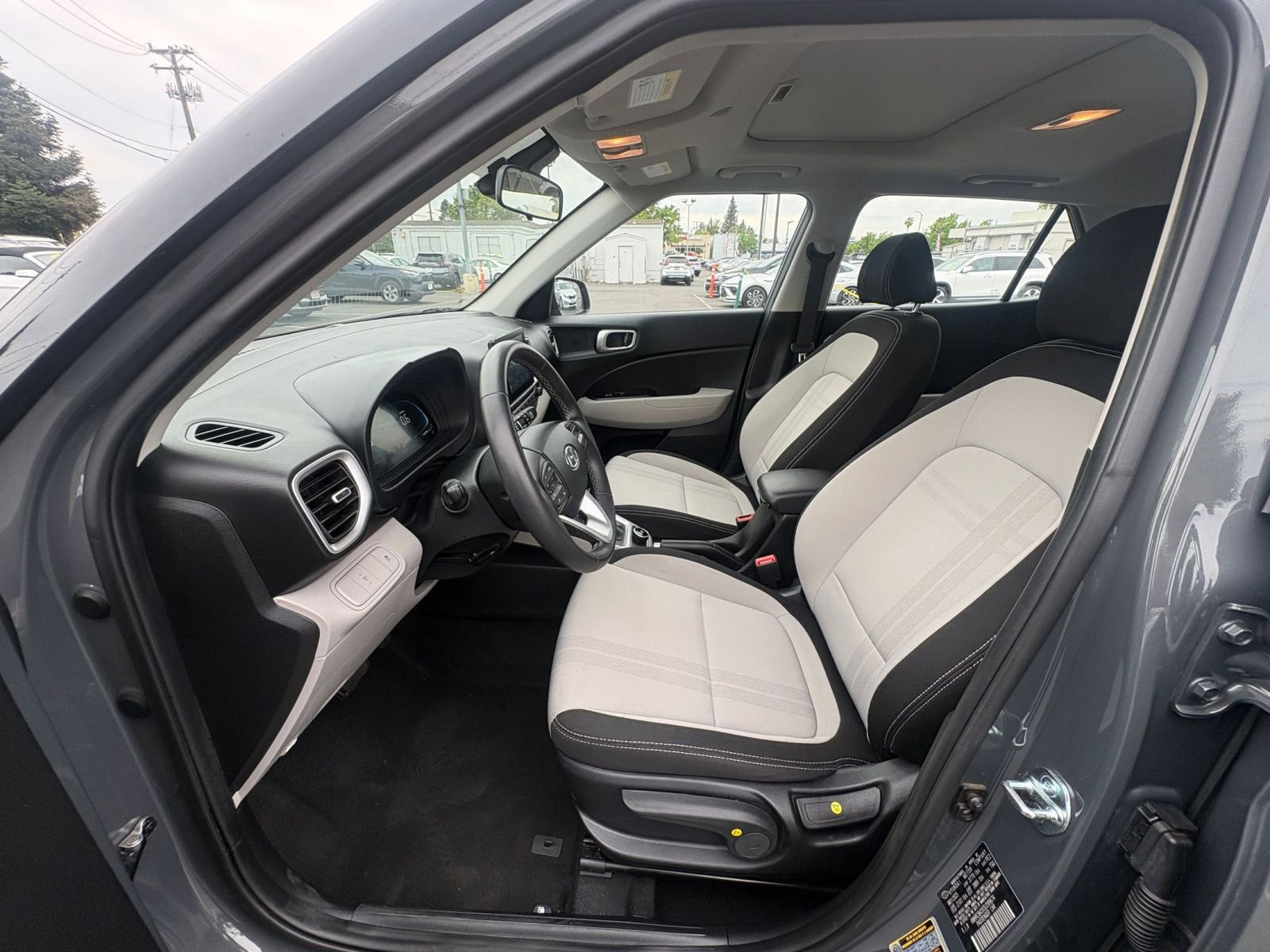 Used 2025 Hyundai Venue SEL image 25