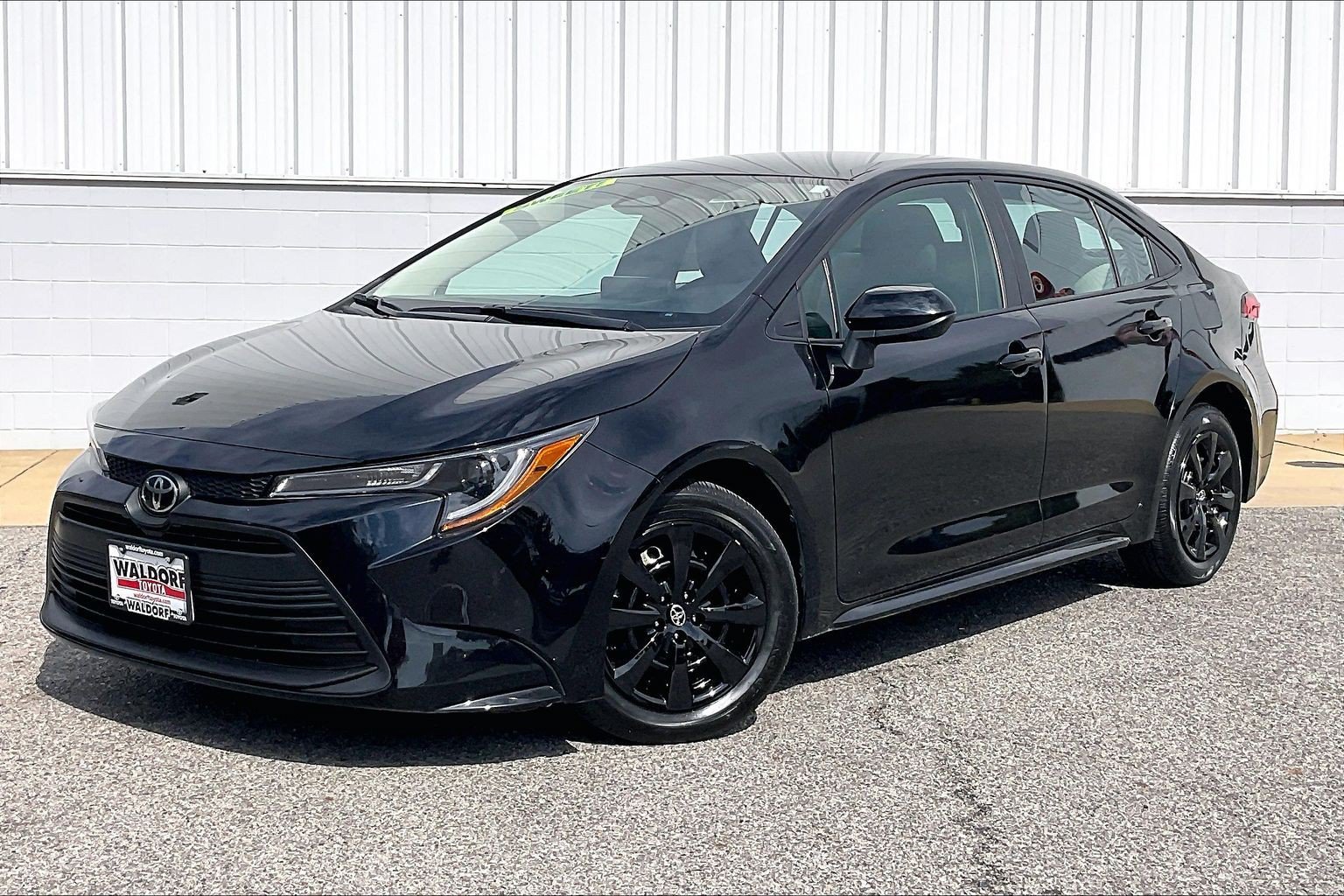 Used 2025 Toyota Corolla LE FWD image 2
