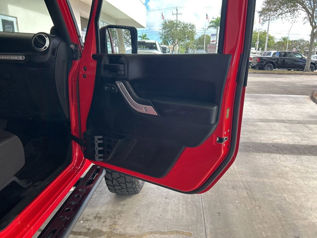 Used 2014 Jeep Wrangler Unlimited Rubicon image 28