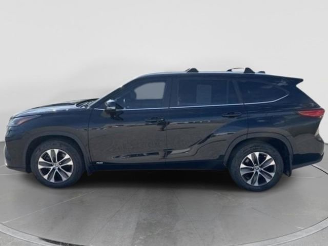 Used 2023 Toyota Highlander XLE AWD/4WD image 2