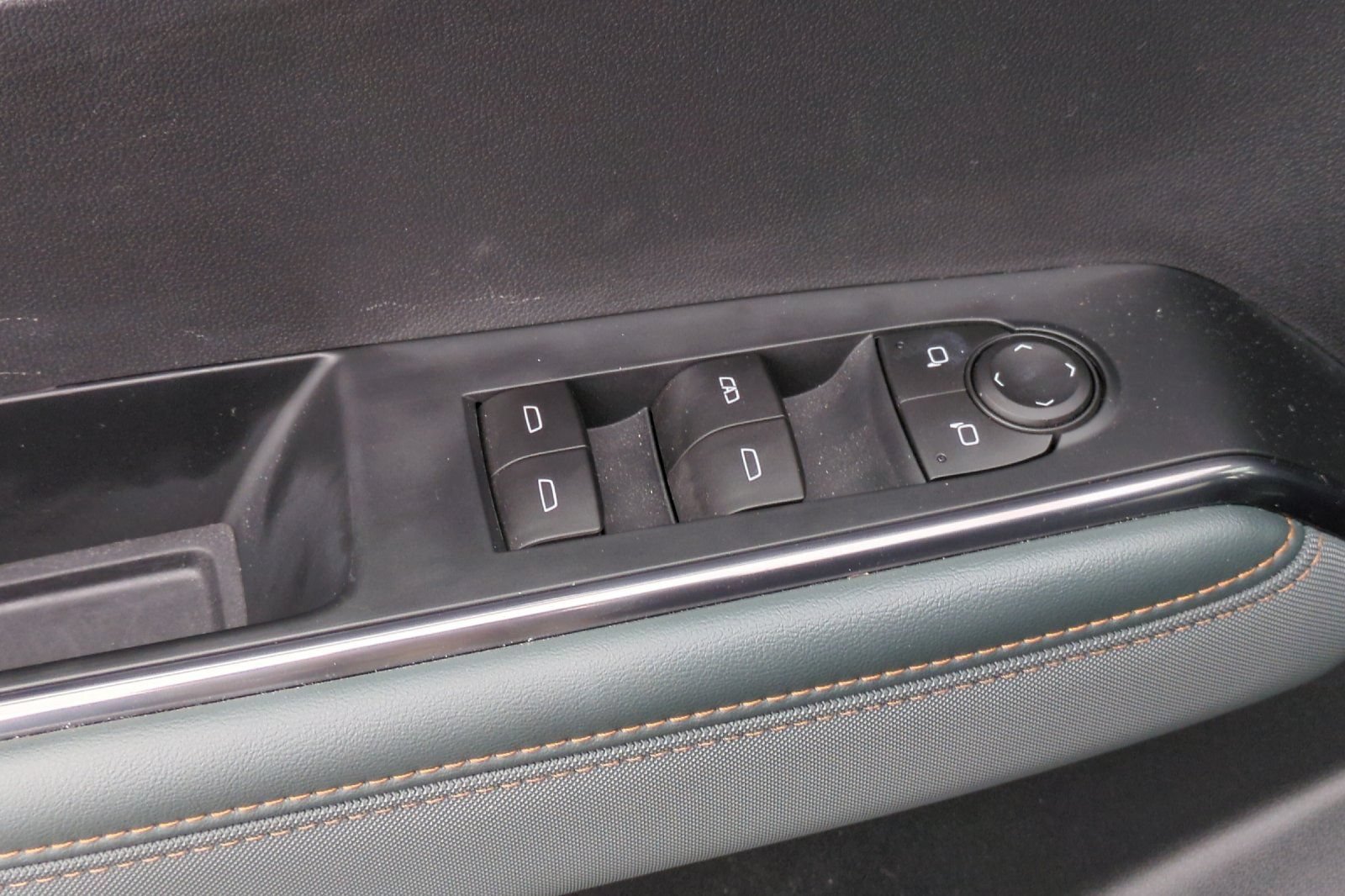 Used 2025 GMC Acadia AT4 w/ Luxury Package AWD/4WD image 11