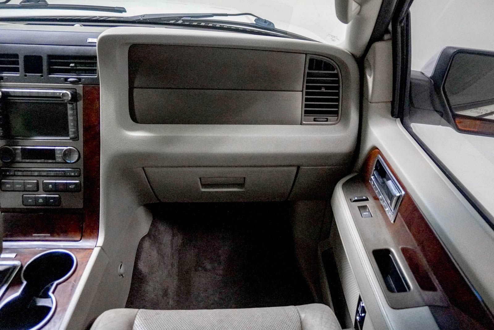 Used 2011 Lincoln Navigator L 4WD image 31