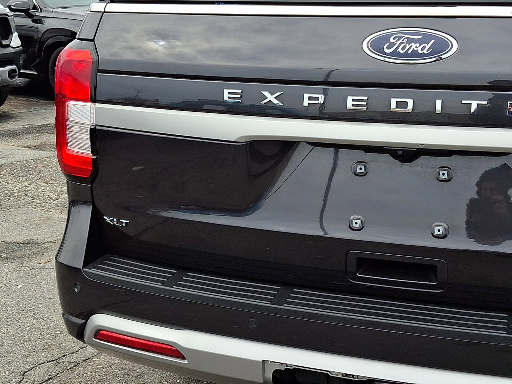 Used 2024 Ford Expedition XLT image 17
