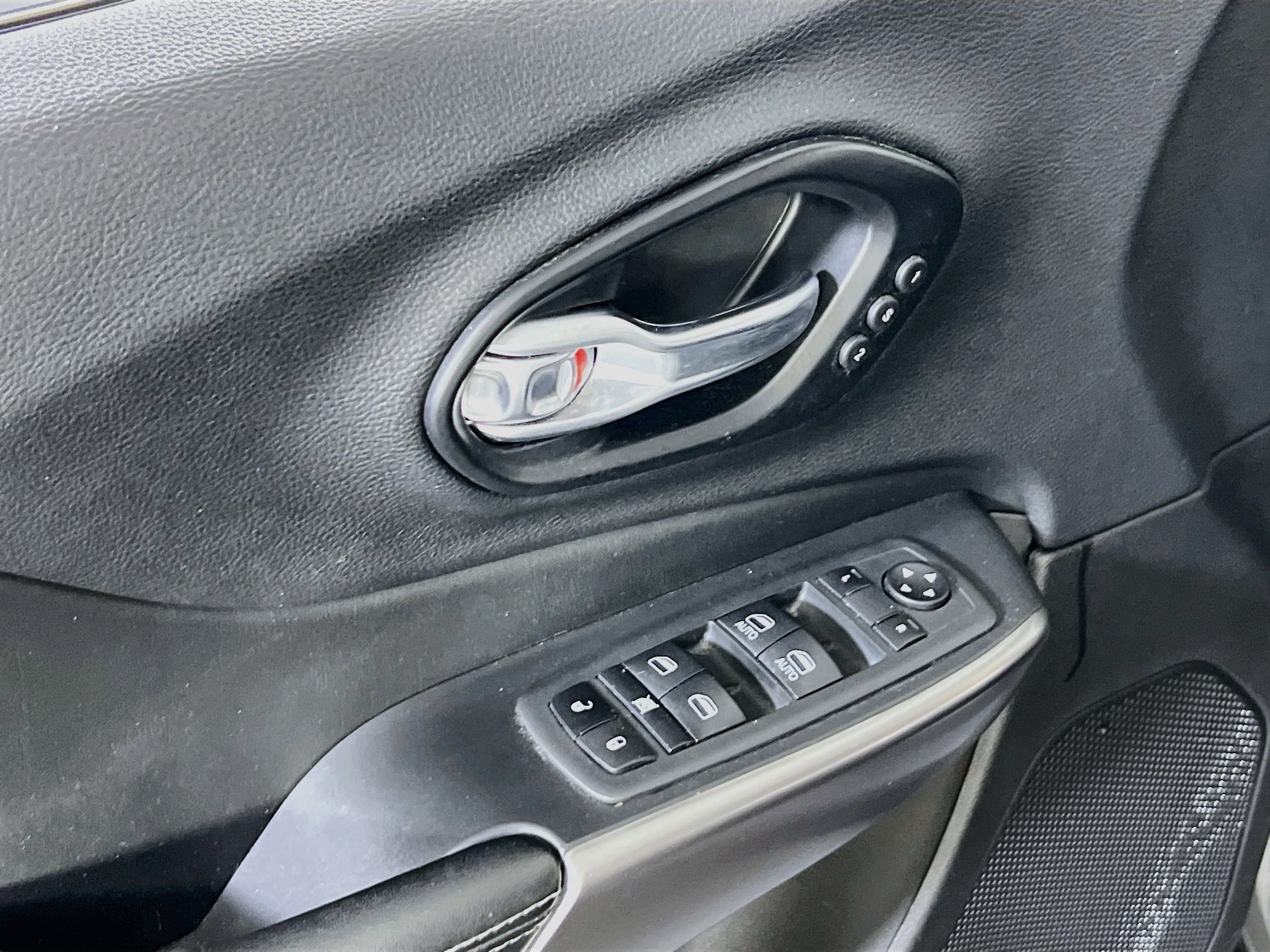 Used 2021 Jeep Cherokee Limited w/ Mopar Interior Package AWD/4WD image 17