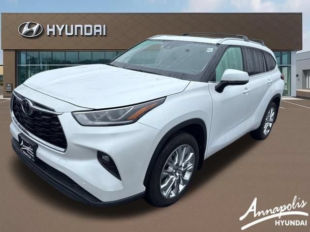 Used 2023 Toyota Highlander Limited FWD image 1