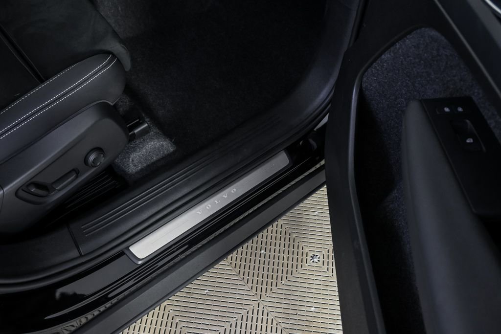 Certified 2025 Volvo XC40 B5 Plus image 26