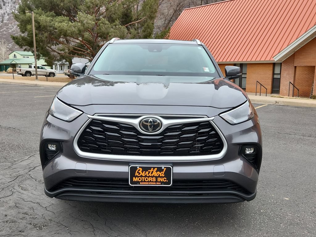 Used 2024 Toyota Highlander XLE AWD/4WD image 5