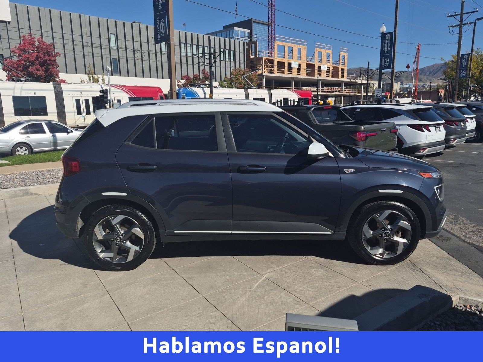 Used 2021 Hyundai Venue FWD image 2