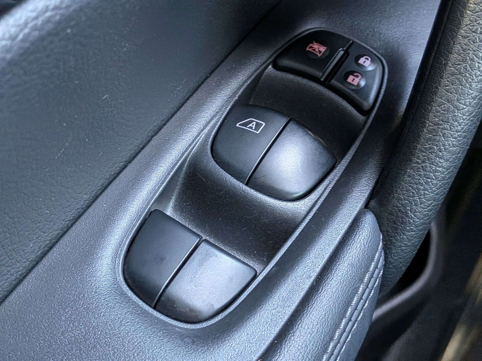 Used 2018 Nissan Rogue SV image 28