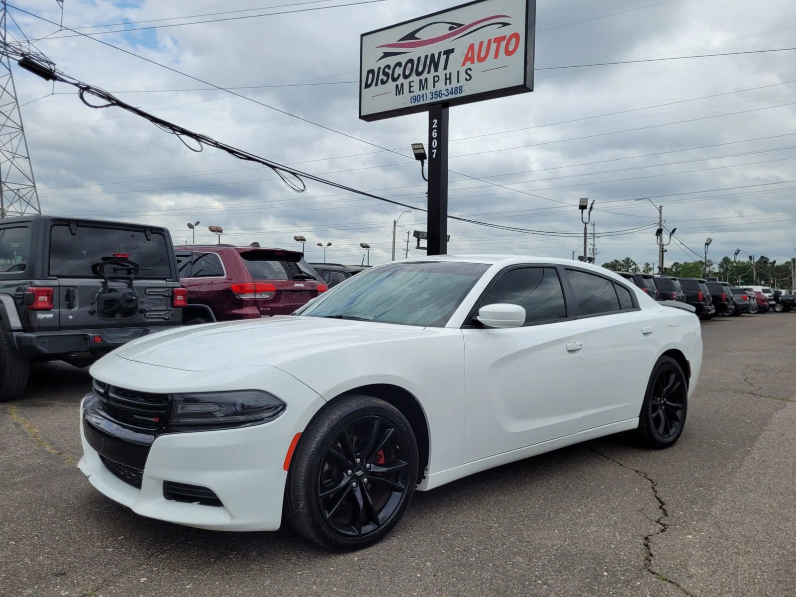Used 2017 Dodge Charger SE w/ Blacktop Package RWD image 1