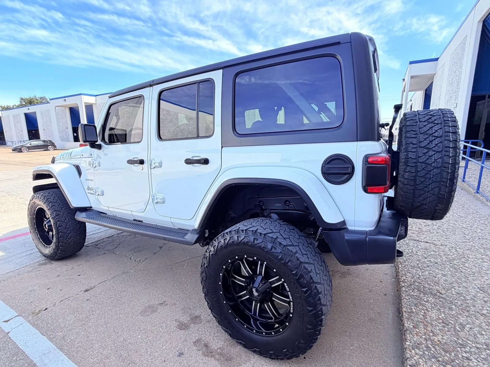 Used 2018 Jeep Wrangler Unlimited Sahara AWD/4WD image 3