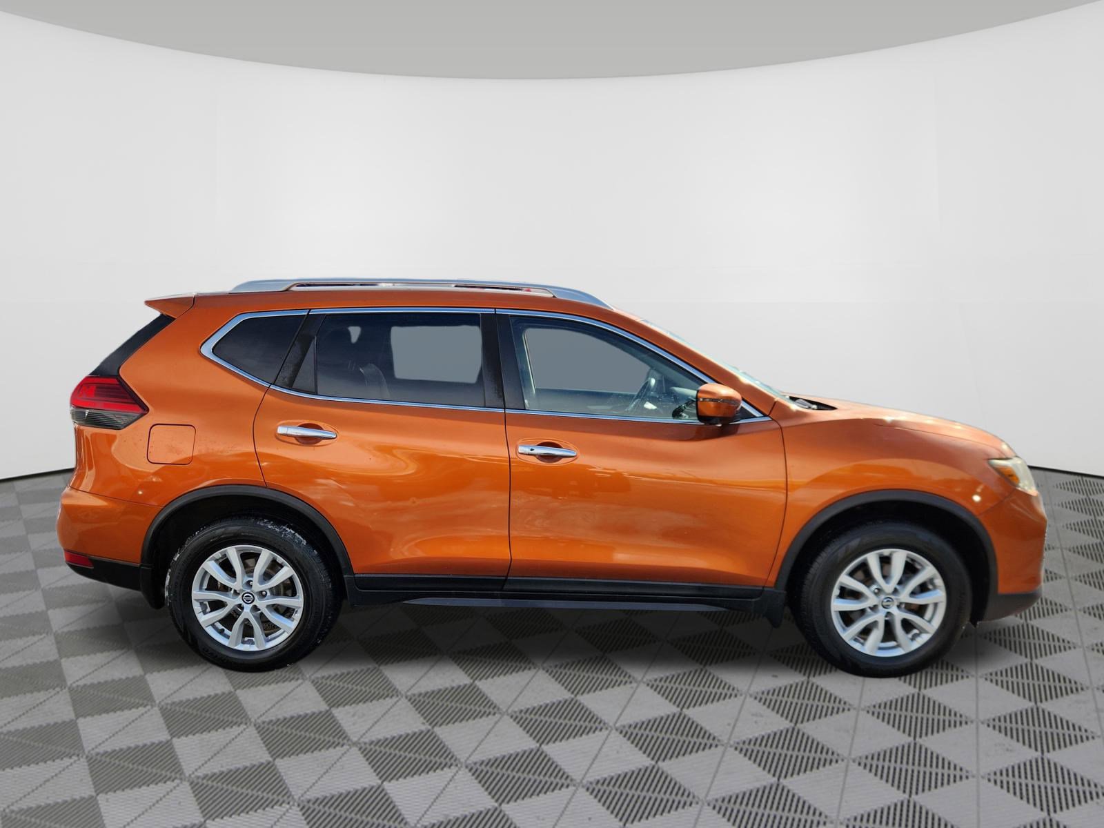 Used 2017 Nissan Rogue SV w/ SV Premium Package image 6