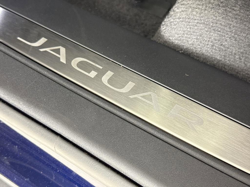Certified 2025 Jaguar F-PACE R-Dynamic S image 18