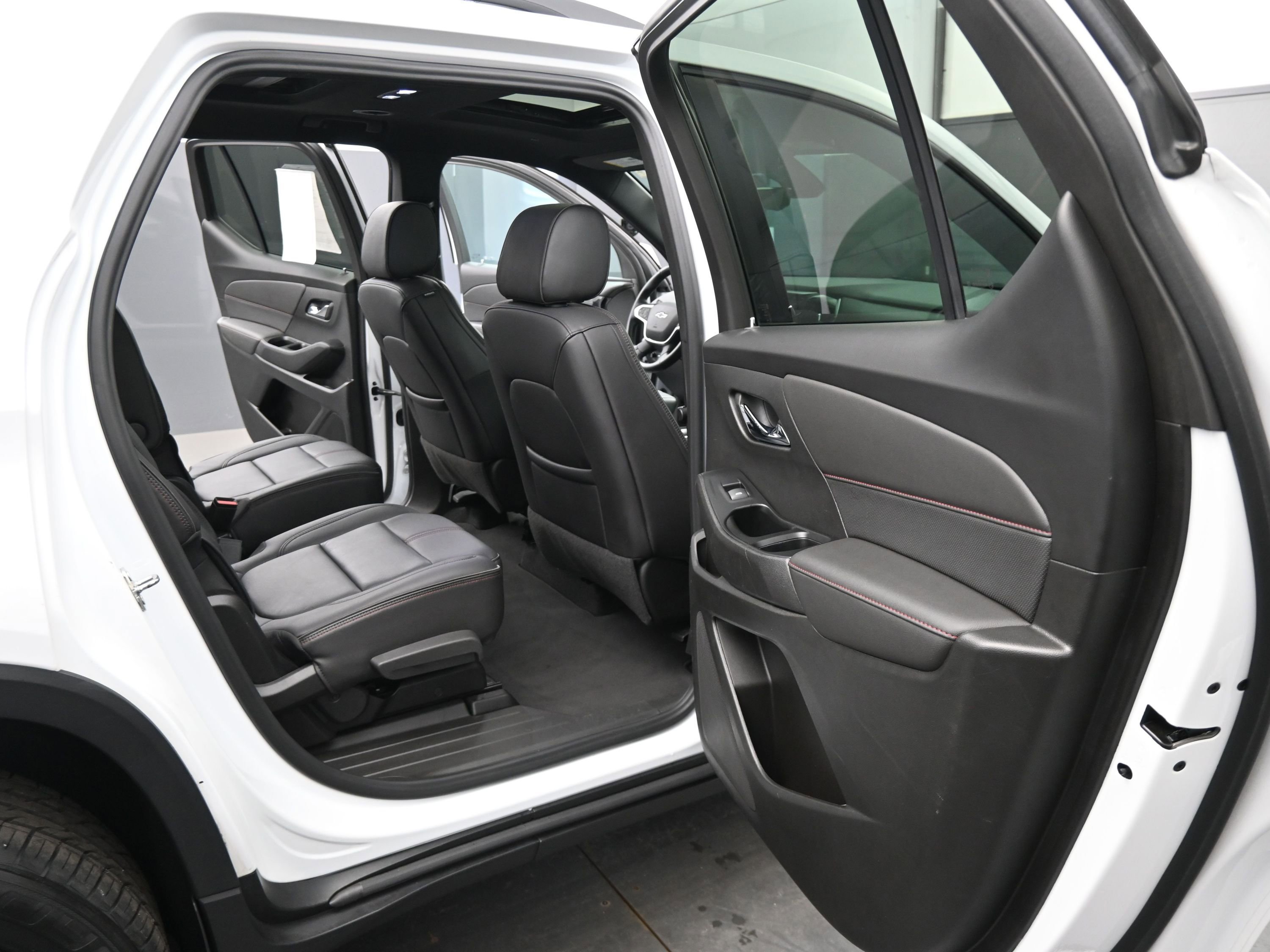 Used 2023 Chevrolet Traverse RS image 18