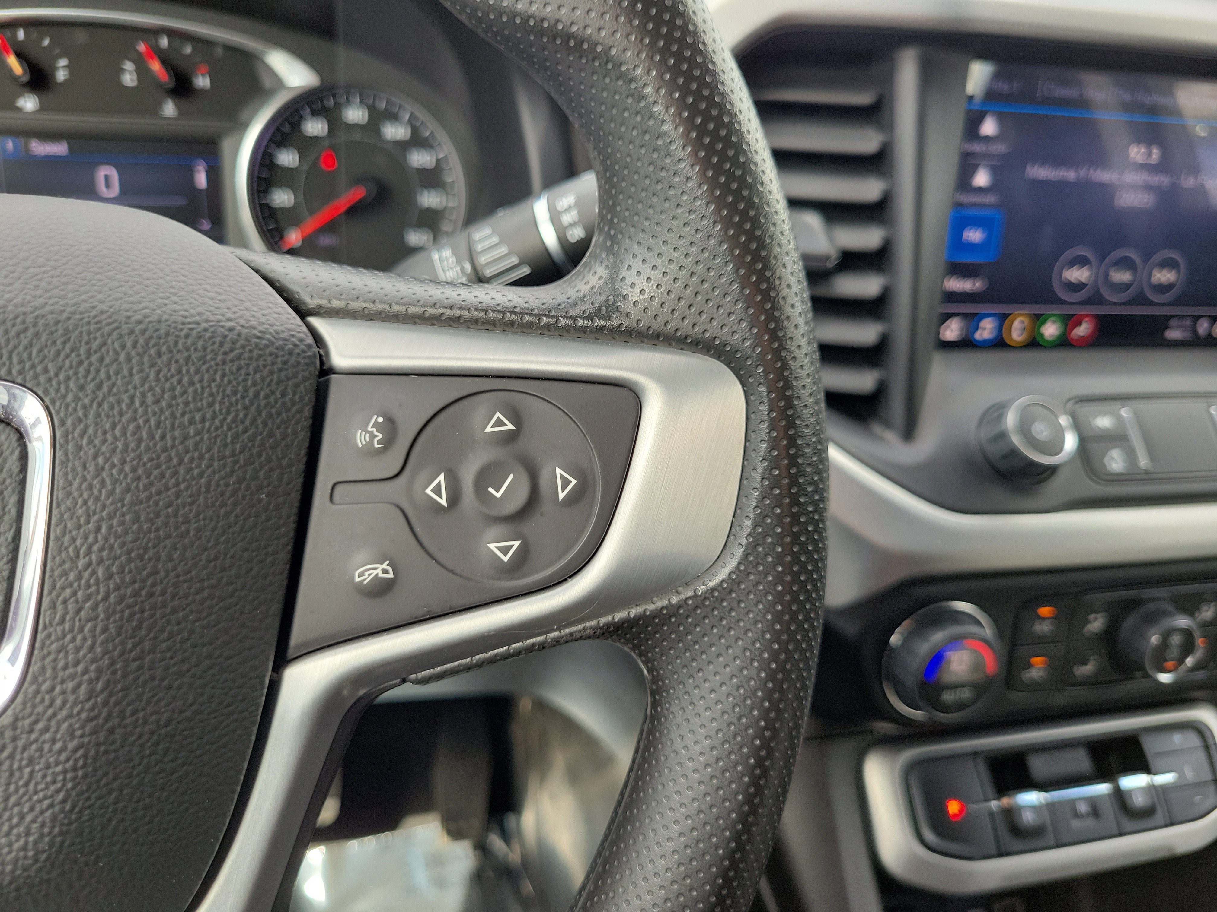Used 2023 GMC Acadia SLE image 19