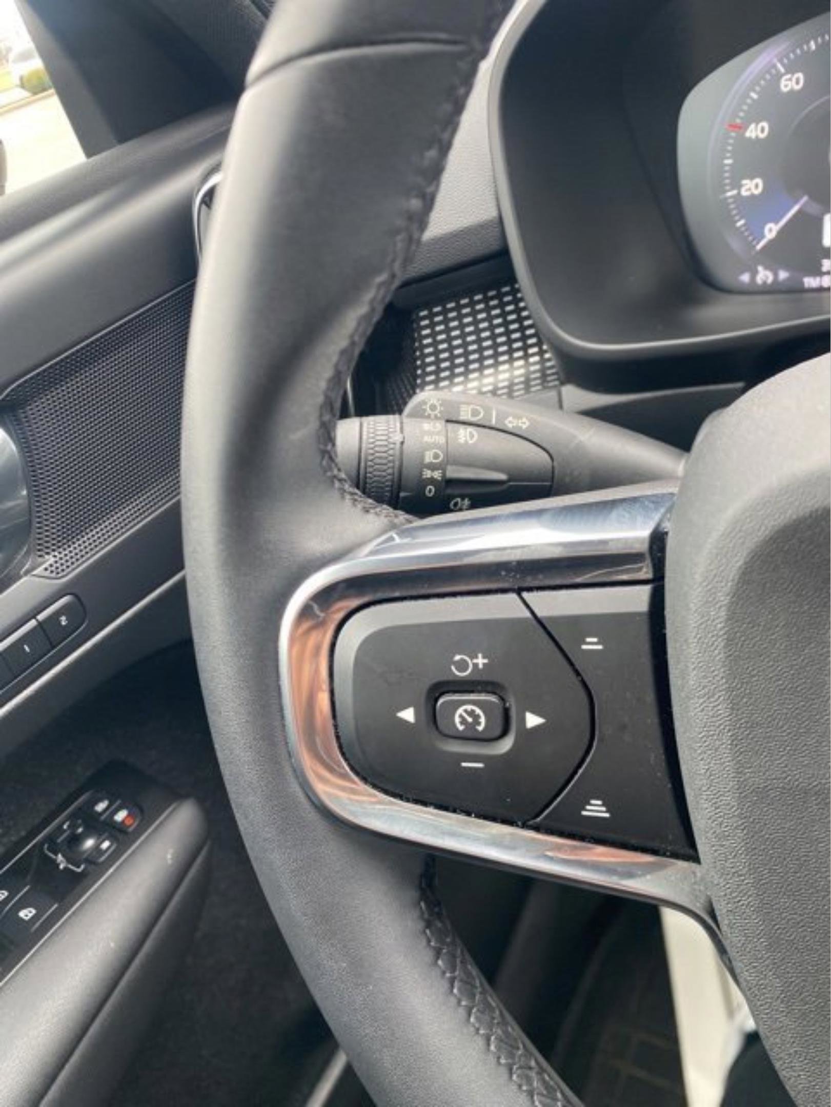 Used 2022 Volvo XC40 T4 R-Design w/ Climate Package image 23