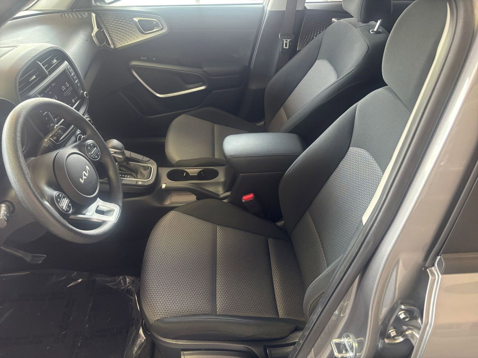 Used 2025 Kia Soul LX w/ LX Technology Package FWD image 30
