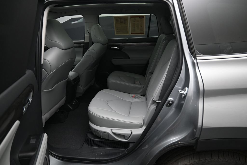 Certified 2026 Toyota Highlander Platinum AWD/4WD image 30