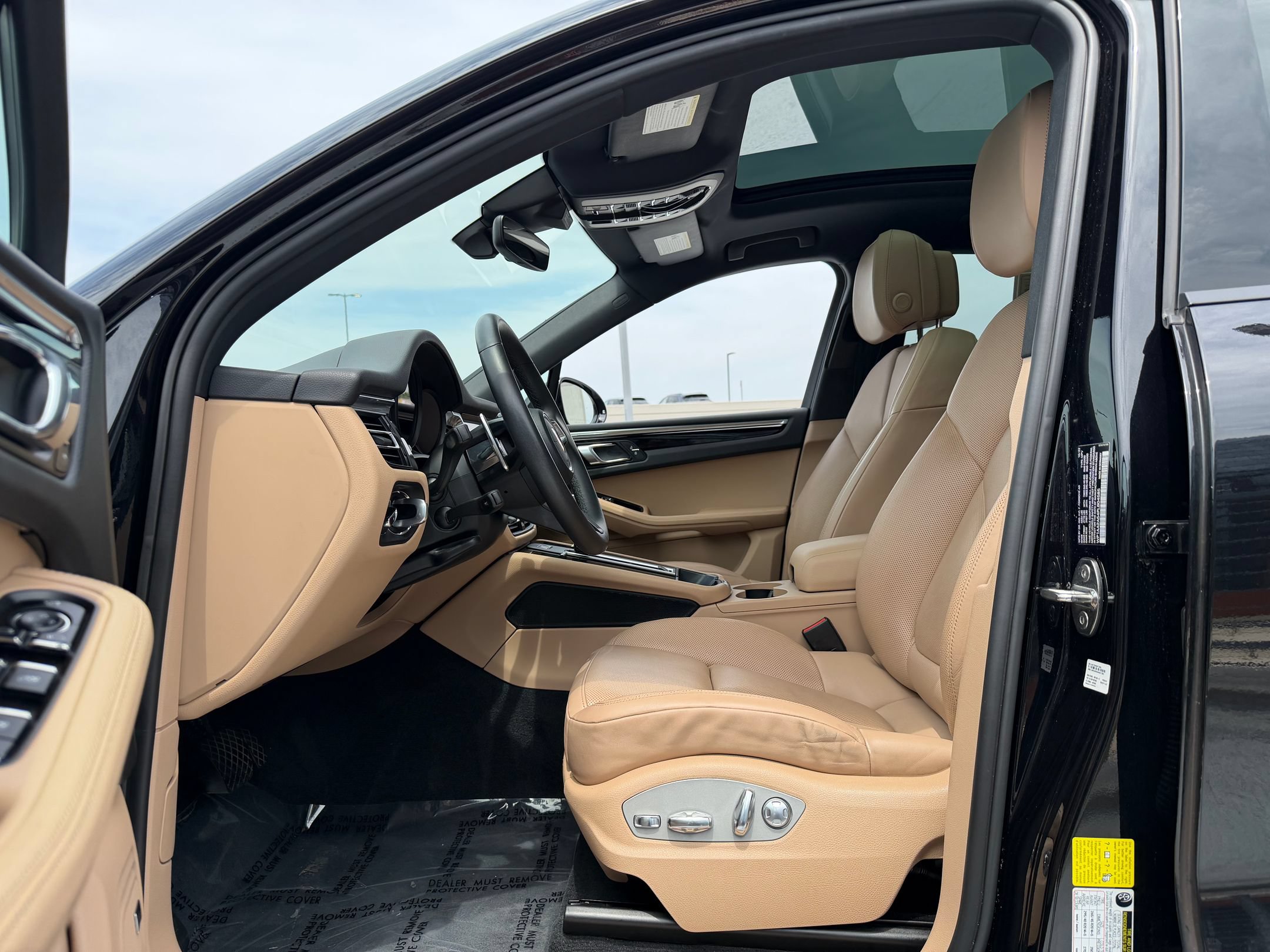 Certified 2023 Porsche Macan AWD/4WD image 24