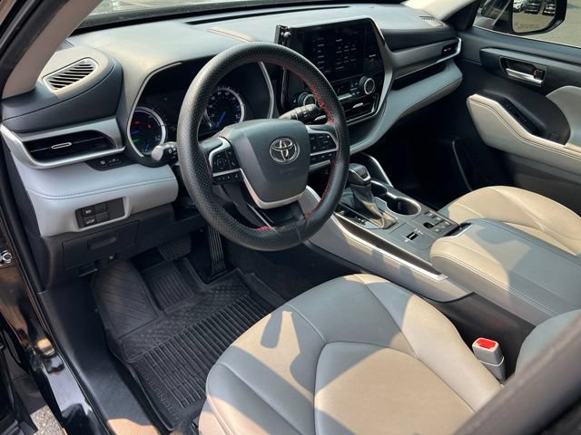 Used 2023 Toyota Highlander XLE AWD/4WD image 13