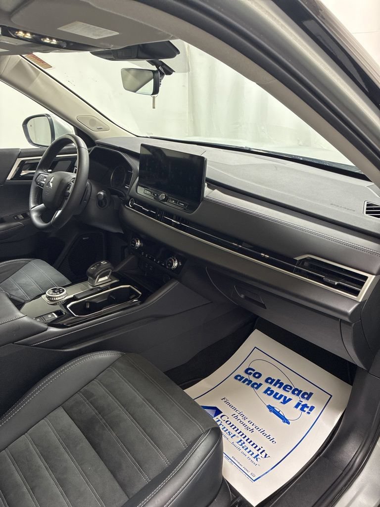 Used 2025 Mitsubishi Outlander AWD image 29