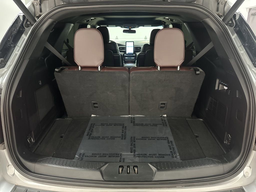 Used 2022 Ford Explorer Platinum w/ Equipment Group 601A AWD/4WD image 38