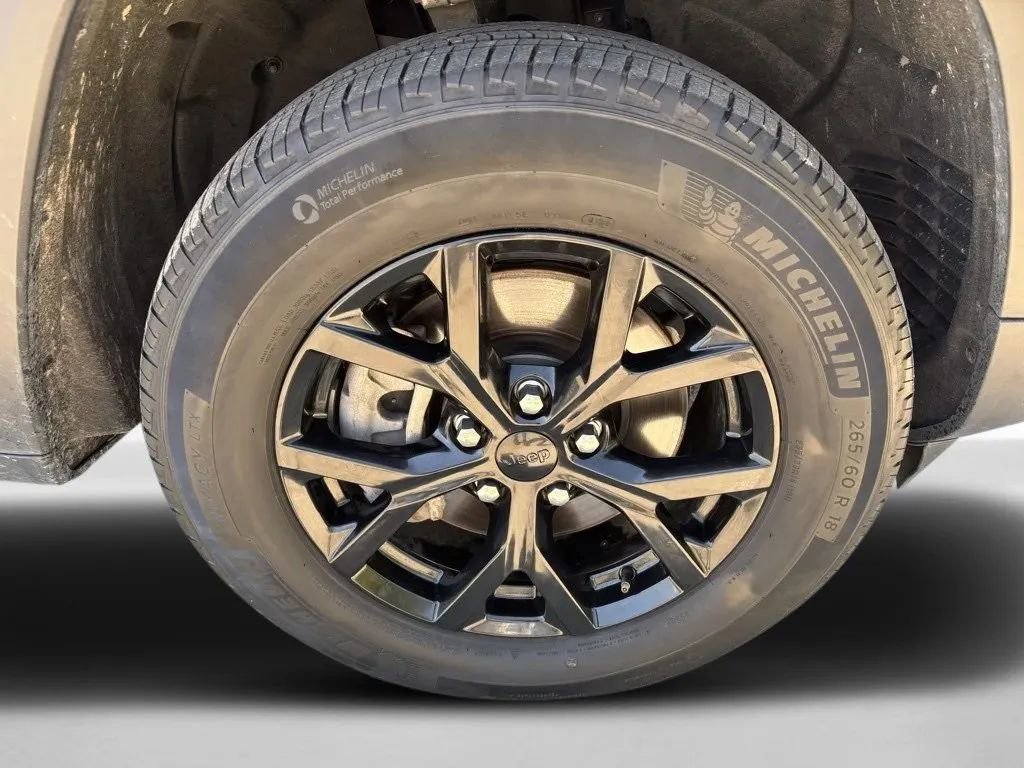 Used 2024 Jeep Grand Cherokee L Laredo image 28