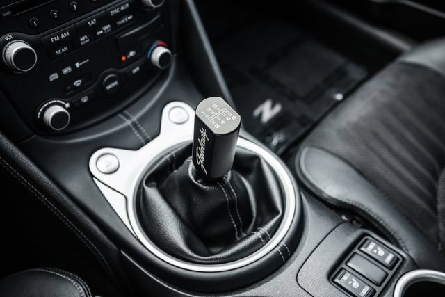 Used 2009 Nissan 370Z Touring RWD image 12