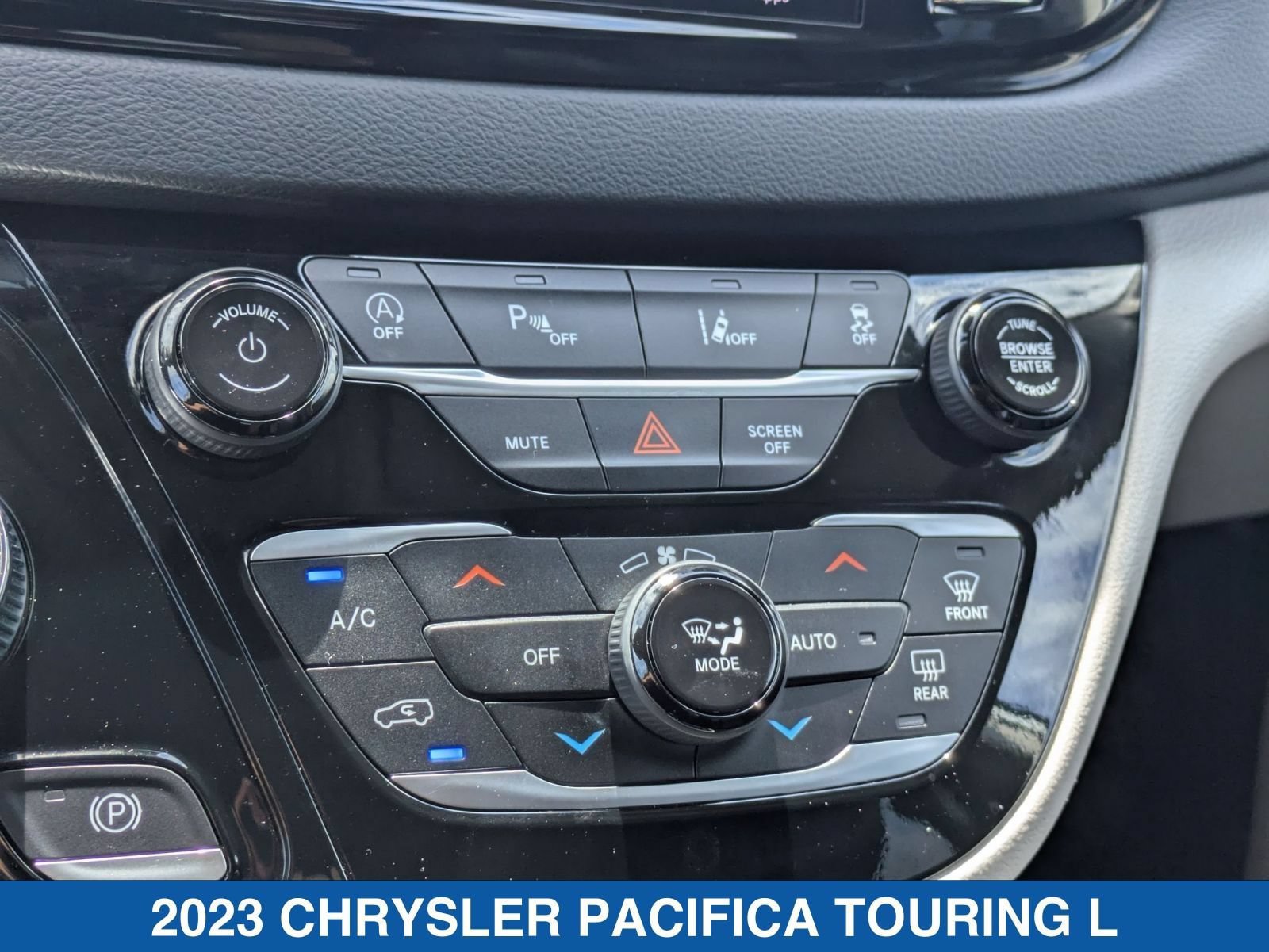 Used 2023 Chrysler Pacifica Touring-L FWD image 24