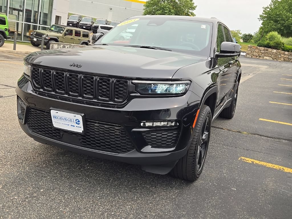 Certified 2023 Jeep Grand Cherokee Limited w/ Black Appearance Package AWD/4WD image 2