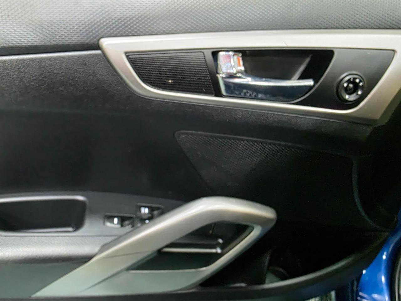 Used 2016 Hyundai Veloster FWD image 19