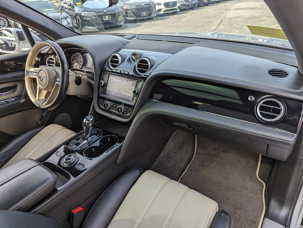 Used 2018 Bentley Bentayga AWD/4WD image 33